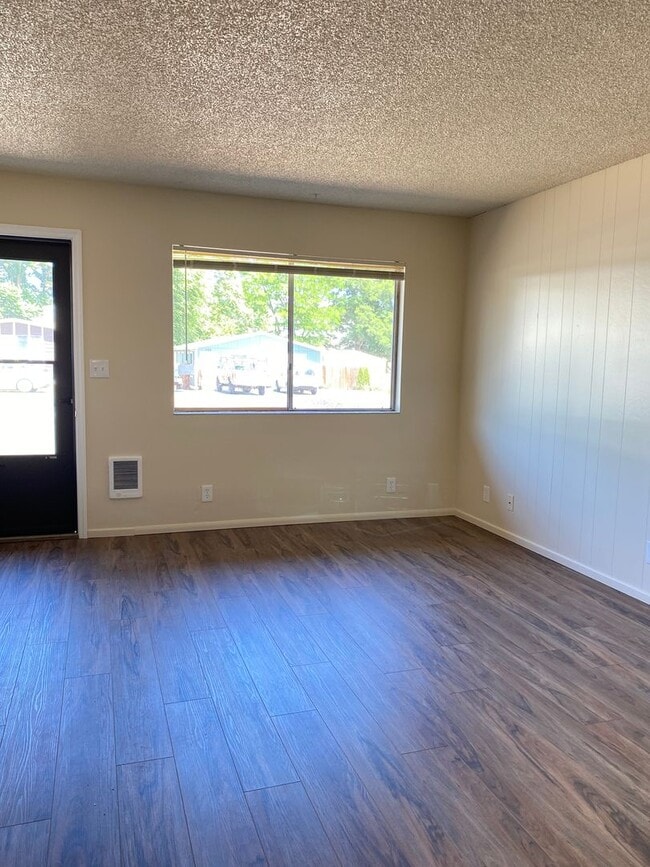 Building Photo - Cozy 2 Bedroom, 1 Bathroom Apartment in The Dalles