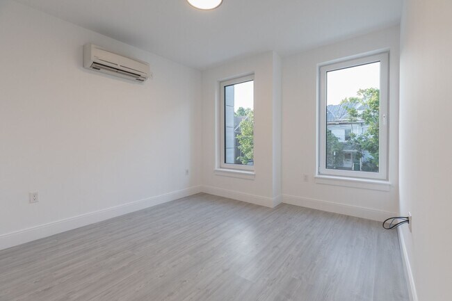 Building Photo - New renovated unit!