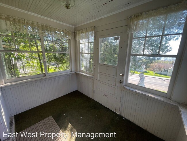 Building Photo - 6 br, 2 bath House - 707 E Skyline Pkwy