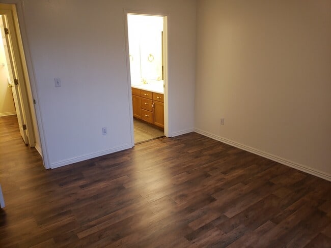 Building Photo - 9213 S. Jefferson Cove