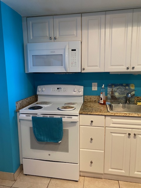 Kitchen - 9273 Collins Ave