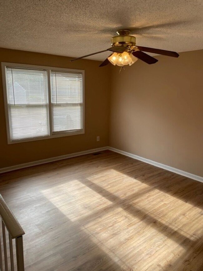 Foto del edificio - 135 Grenoble Rd