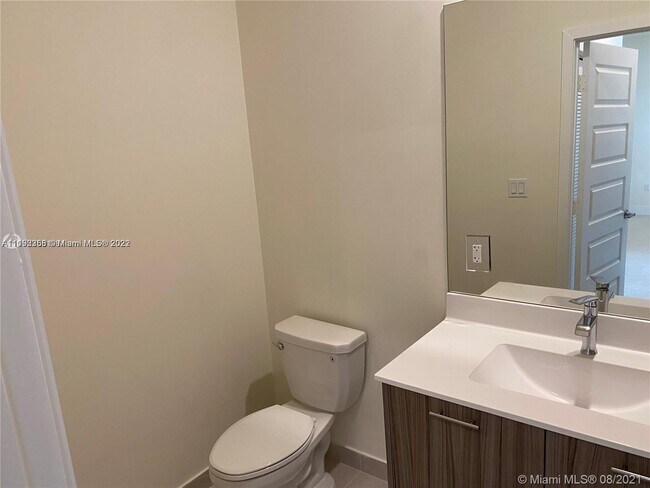 Foto del edificio - 7915 NW 104th Ave