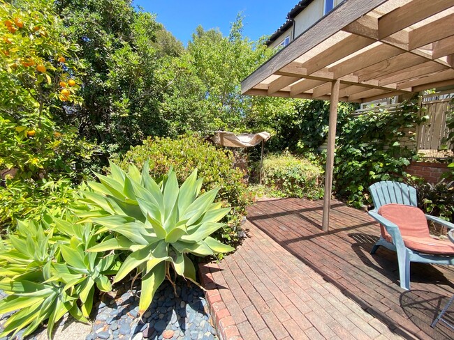 Building Photo - MOVE IN READY! Charming Studio in Mission ...