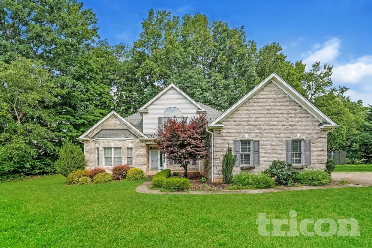 Foto principal - 1585 Deer Run Ct