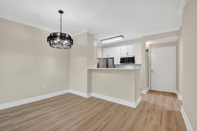 Building Photo - 630 S Sapodilla Ave