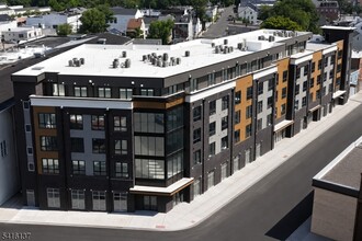 Building Photo - 587 River St