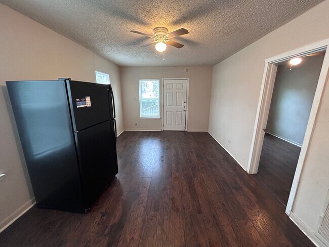 Foto del edificio - Coming SOON! 2 Bedroom 1 Bath Unit Near Th...