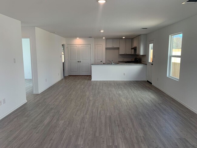 Building Photo - AMAZING 3 Bedroom 2 Bath Home!  MUST SEE!
