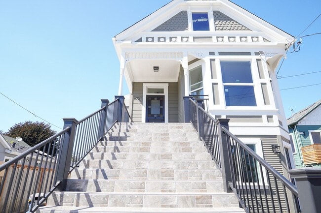 Building Photo - Stunning 2 Bedroom Upstairs Unit In Oaklan...