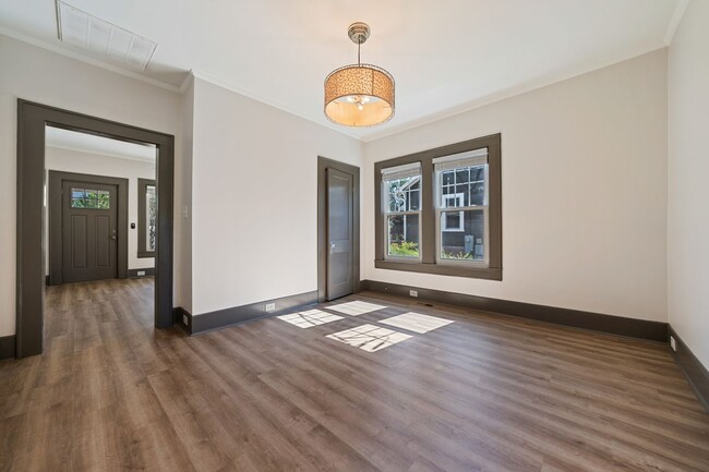 Building Photo - Available Now! Charming 2 bedroom home clo...