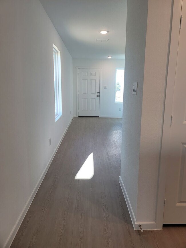 Foto del edificio - Brand new home on a corner lot!