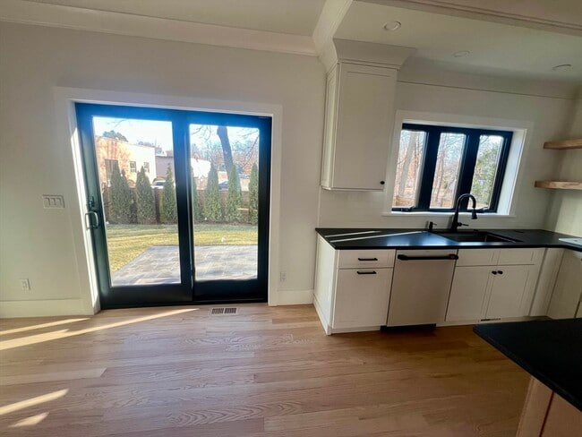 Building Photo - 10 Webber Ave