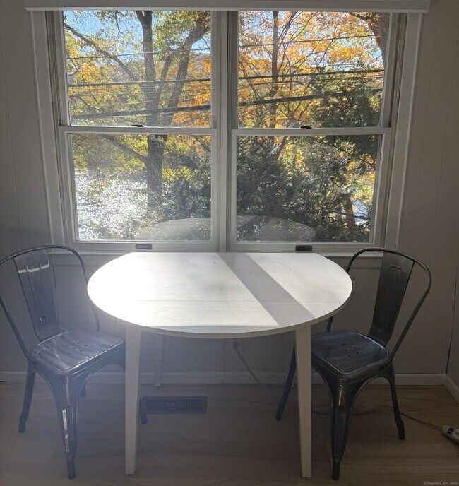 Foto del edificio - 11 Bogus Hill Rd