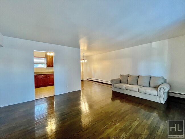 Building Photo - Large 3 bed with balcony near the R/W and ...