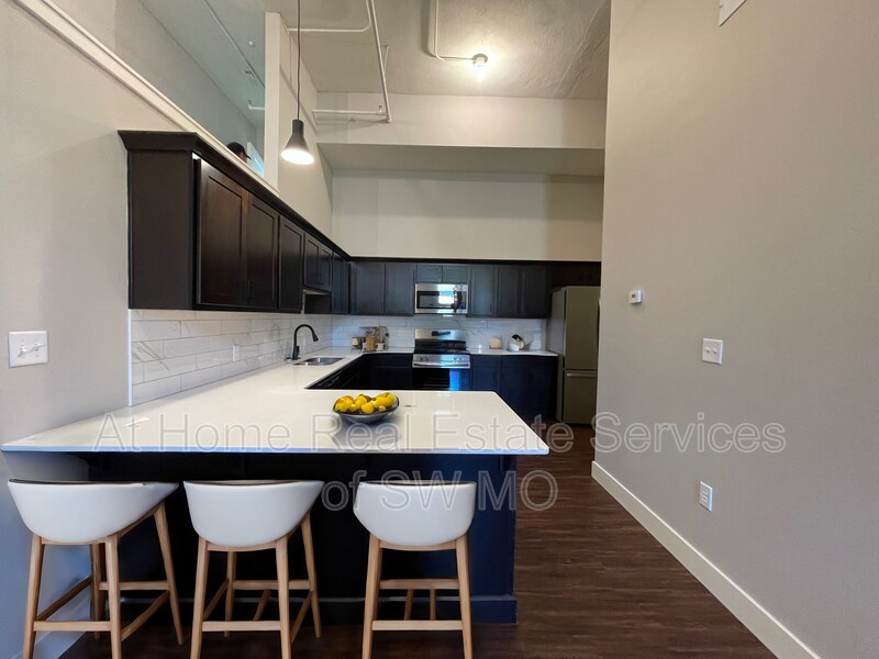 Primary Photo - 1409 N Washington Ave