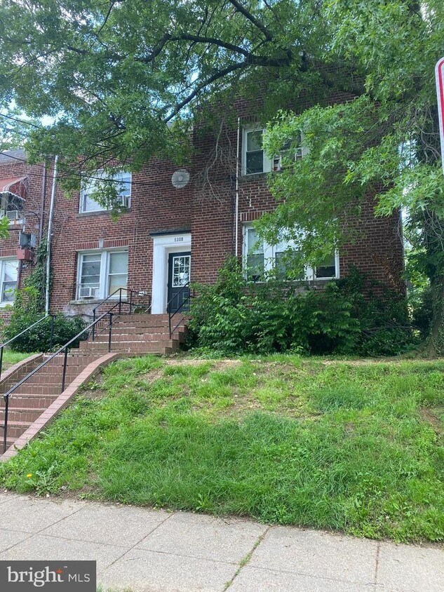 Building Photo - 2801 Q St SE
