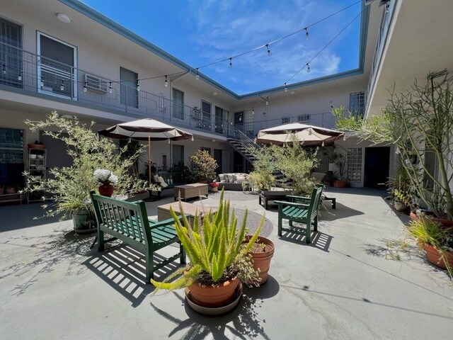 Foto del edificio - 1152 N Poinsettia Pl