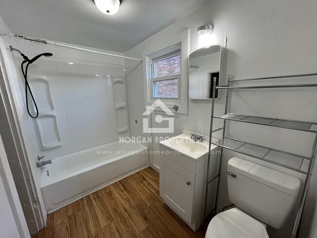 Building Photo - 925 W 5th St