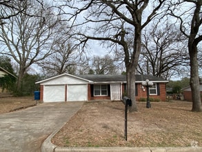 Building Photo - 504 Highland Dr