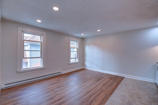 Building Photo - 159 Meadow St