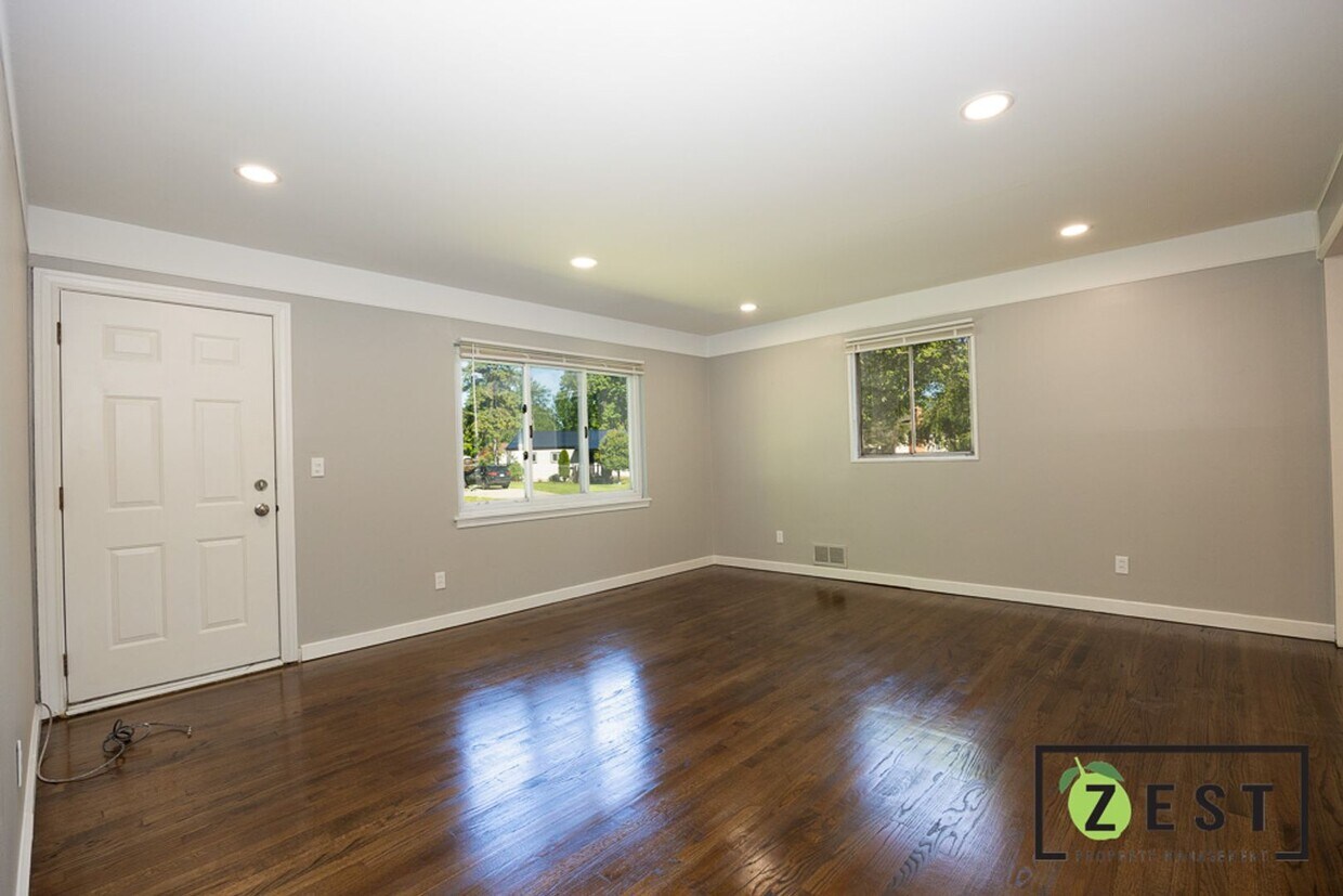 Foto principal - 3BDRM Warren Home!