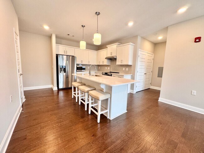 Foto del edificio - 2 Bed, 2 Bath Condo w/ Elevator Close to D...