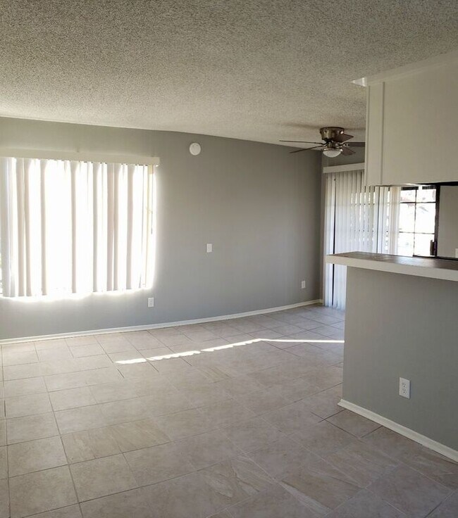 Building Photo - Top floor 1 bedroom with balcony and parking