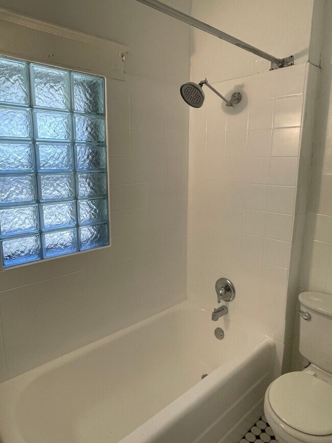Foto del edificio - Beautiful & Spacious 3 Bedroom Townhome in...