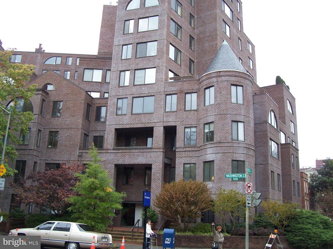 Primary Photo - 3 Washington Cir NW
