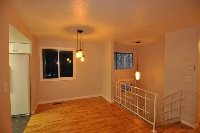 Building Photo - Completely renovated 4 bedroom in Kent!