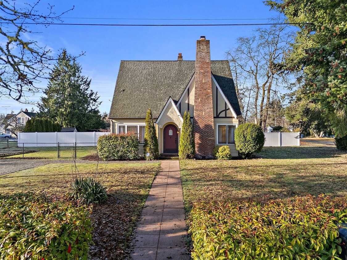 Foto principal - Charming 4-Bedroom, 2-Bath Tudor-Style Hom...