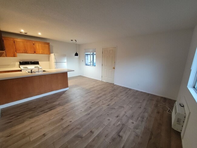 Building Photo - 1 Bedroom 1 Bath Triplex Unit in Los Molinos!