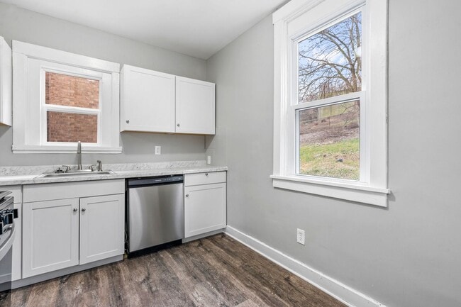 Building Photo - Beautiful Newly Renovated 3 Bedroom Home I...