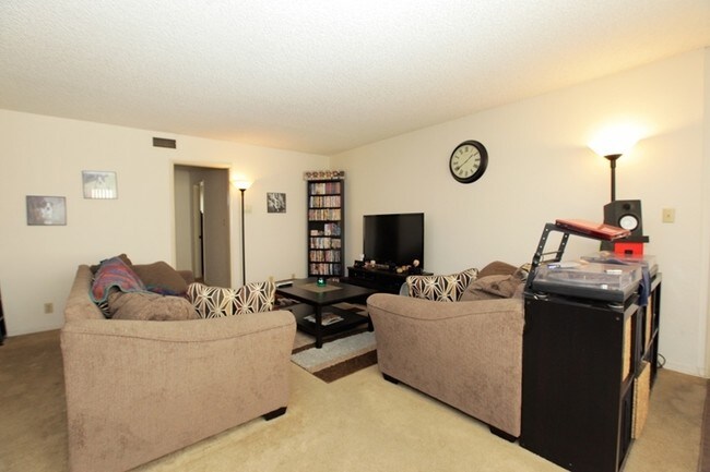 Building Photo - 452 E Cypress Ave