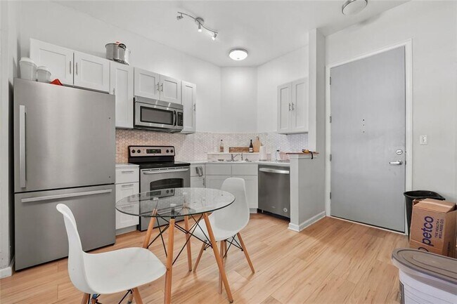 Building Photo - 898 Oak St SW