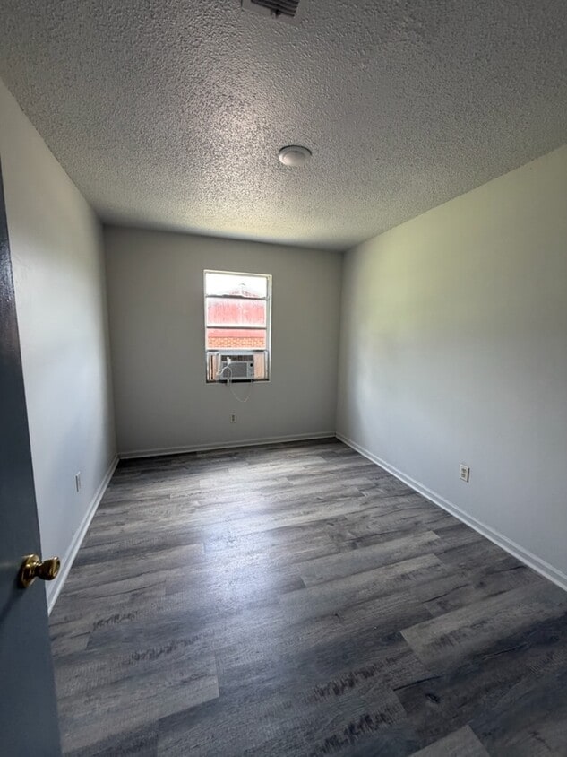 Building Photo - 216 Horton Dr