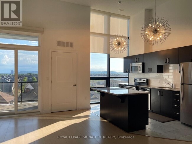 Building Photo - 650 Sauve St