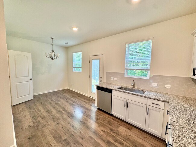 Foto del edificio - 3BD Townhome minutes from I-485 & I-85