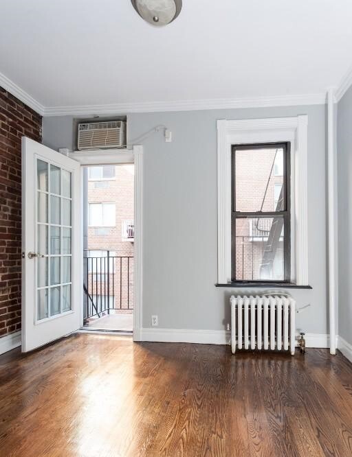 Foto principal - 219 E 23rd St