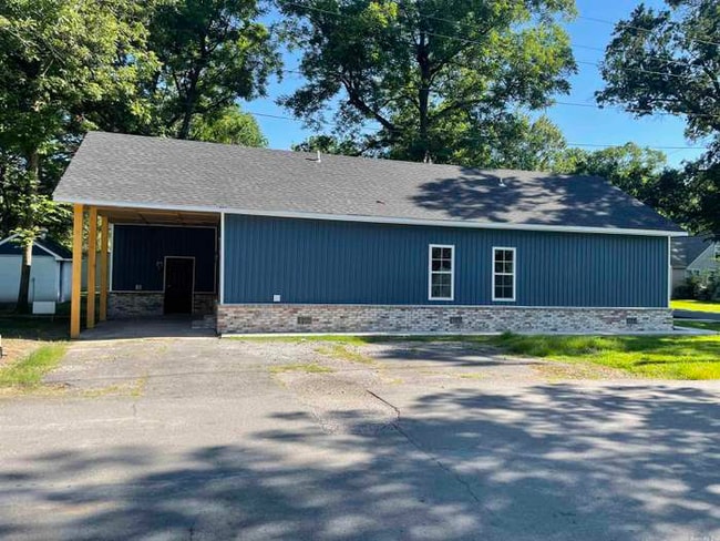 Building Photo - 320 Brinkley St