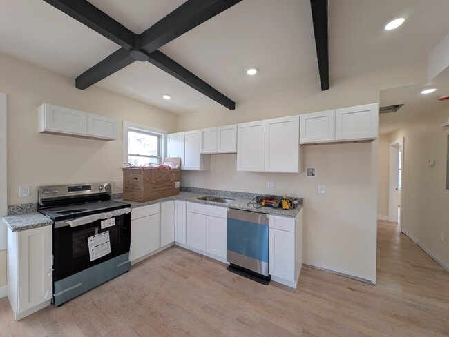 Building Photo - 5 Lowell Cir