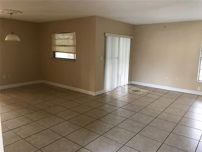 Foto del edificio - 394 Colonade Ct