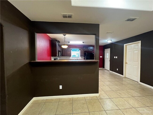 Building Photo - 906 Gonzalez Dr
