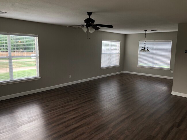 Living/Dining - 2021 Bowie Ln