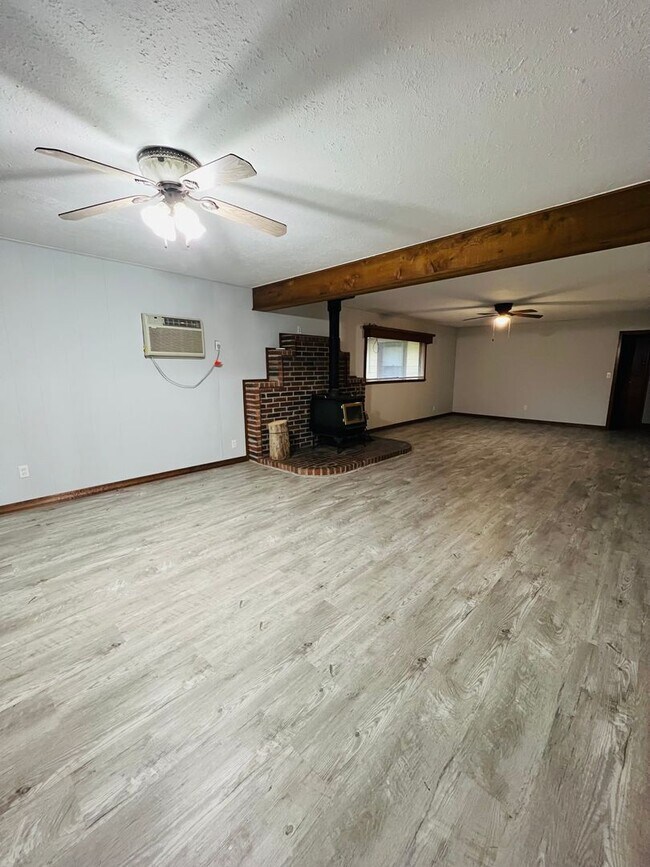 Building Photo - Country Home in Woodward!