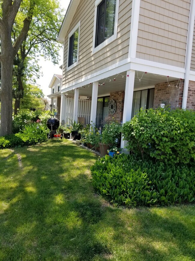 Building Photo - 1113 Eisenhower Ct