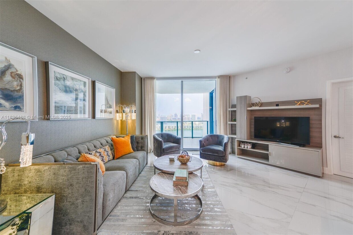 Foto principal - 17111 Biscayne Blvd