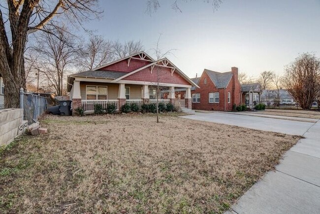 Building Photo - 3/2 Open And Bright Craftsman!
