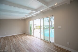 Building Photo - 330 E Country Club Dr